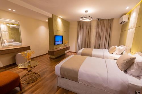 Uma cama ou camas num quarto em Spire West Hotel