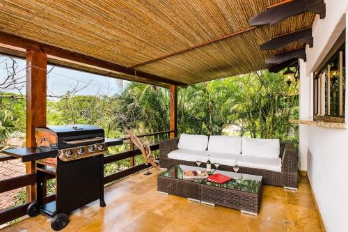 Balkón nebo terasa v ubytování Spacious Villa Retreat in Private Resort