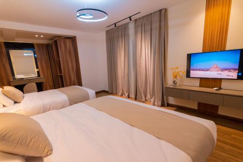 Uma cama ou camas num quarto em Spire West Hotel