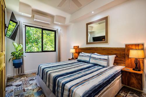 Ένα ή περισσότερα κρεβάτια σε δωμάτιο στο Tropical Hideaway w - Pool