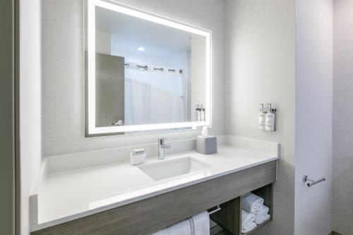 Ванная комната в Holiday Inn Express Hotel and Suites Valparaiso by IHG