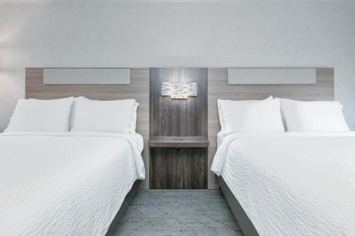 Кровать или кровати в номере Holiday Inn Express Hotel and Suites Valparaiso by IHG