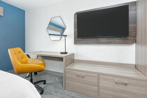 Телевизор и/или развлекательный центр в Holiday Inn Express Hotel and Suites Valparaiso by IHG