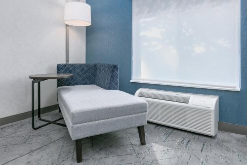 Гостиная зона в Holiday Inn Express Hotel and Suites Valparaiso by IHG