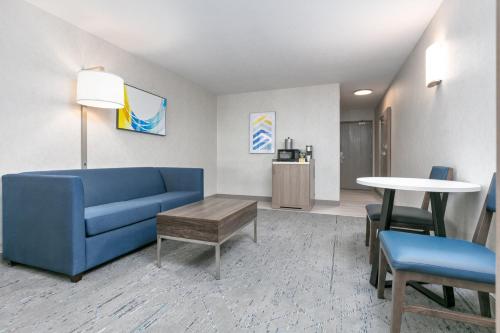 Гостиная зона в Holiday Inn Express Hotel and Suites Valparaiso by IHG