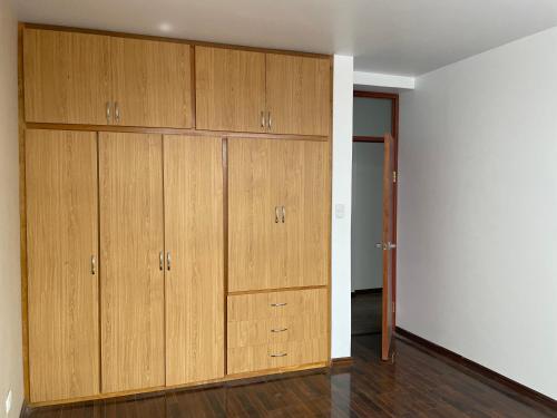 - un placard avec des armoires en bois dans l'établissement Dreaming wasi Standar, à Puno