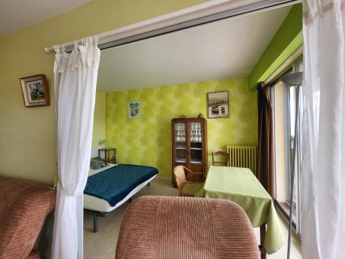ein Schlafzimmer mit einem Bett und einem Tisch mit Stühlen in der Unterkunft Appartement à Saint-Brevin-les-Pins - 4 pers, 2 terrasses et vue mer - FR-1-364-173 in Saint-Brevin-les-Pins