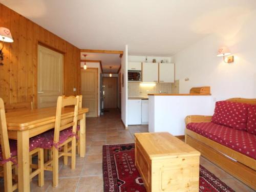 Il comprend un salon et une cuisine avec une table et un canapé. dans l'établissement Appartement 4 pièces avec PARKING, animaux admis, accès pistes - 6 pers, Vallandry - FR-1-757-115, à Landry