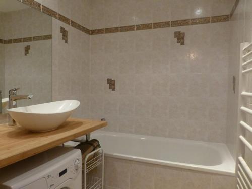a bathroom with a sink and a bath tub at Appartement 4 pièces avec PARKING, animaux admis, accès pistes - 6 pers, Vallandry - FR-1-757-115 in Landry