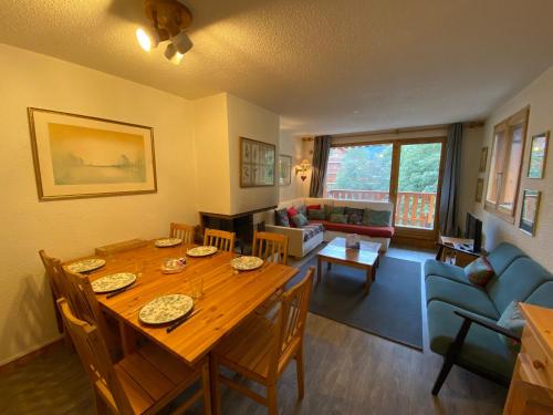 une salle à manger et un salon avec une table et des chaises dans l'établissement Méribel centre, duplex 4 pièces, 6 pers, balcons, proche pistes - FR-1-411-955, à Les Allues