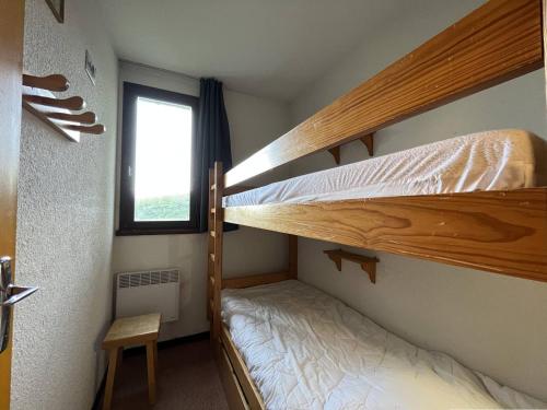 Cette petite chambre dispose de 2 lits superposés et d'une fenêtre. dans l'établissement Appartement 3 pièces pour 6 personnes à Plan Peisey, accès direct pistes - FR-1-757-121, à Peisey-Nancroix