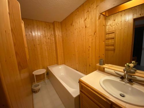 une salle de bain avec une baignoire et un lavabo et une baignoire dans l'établissement Méribel centre, duplex 4 pièces, 6 pers, balcons, proche pistes - FR-1-411-955, à Les Allues
