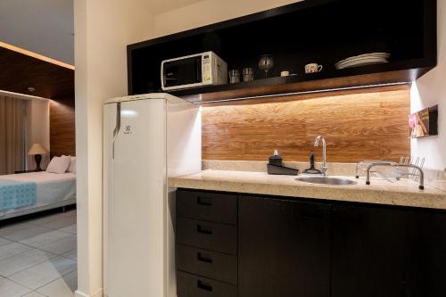 una cocina con fregadero y refrigerador en Hotel FUSION, en Brasilia