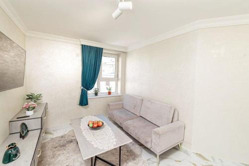 een woonkamer met een bank en een tafel bij home hotel registan in Samarkand