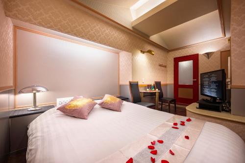a hotel room with a bed with roses on it at ホテルシェヌーAdult Only in Tokyo