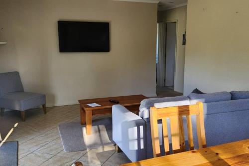 Μια τηλεόραση ή/και κέντρο ψυχαγωγίας στο Pinegrove Cottages - unit1