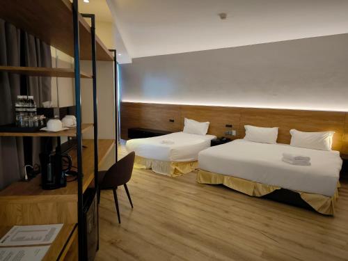 Postel nebo postele na pokoji v ubytování Roxy Hotel Padungan
