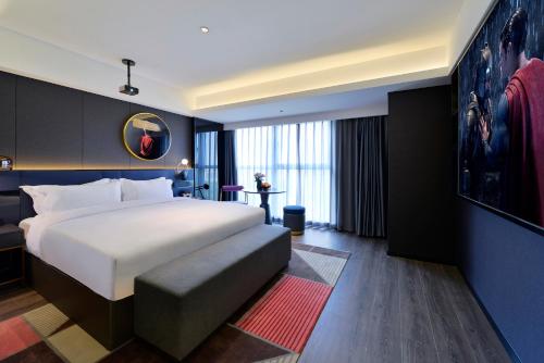 Ein Bett oder Betten in einem Zimmer der Unterkunft Mehood Lestie, Qujiang Dayan Pagoda Datang Everlasting City Jinhui Plaza