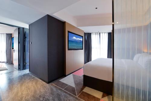 Ein Bett oder Betten in einem Zimmer der Unterkunft Mehood Lestie, Qujiang Dayan Pagoda Datang Everlasting City Jinhui Plaza