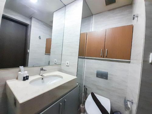 Koupelna v ubytování Comfortable and Homey 1BR at Uttara The Icon Apartment By Travelio