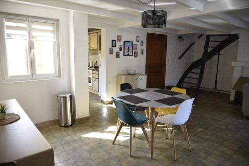 une cuisine et une salle à manger avec une table et des chaises dans l'établissement Gîte sur Grand Fort Philippe, à Grand-Fort-Philippe