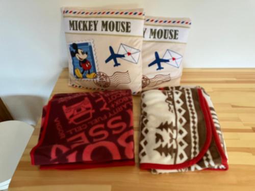 a table with three stacks of music mouse towels at ゲストハウスわたうさぎ in Tsuruoka