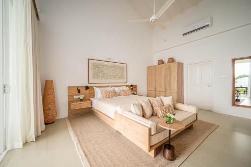 Ένα ή περισσότερα κρεβάτια σε δωμάτιο στο SOL House Mirissa by The One Group of Hotels