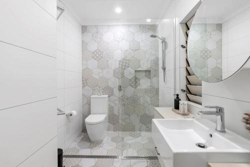 Ένα μπάνιο στο Lucida Villa by Reef Stays