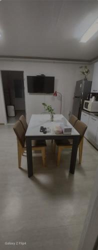 Gwangalli Tahee Houseにあるキッチンまたは簡易キッチン