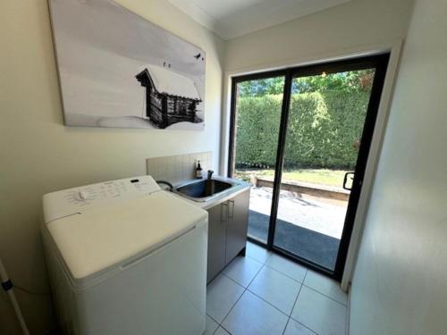 布赖特Always Bright - A Bright Escape的带水槽和洗衣机的厨房