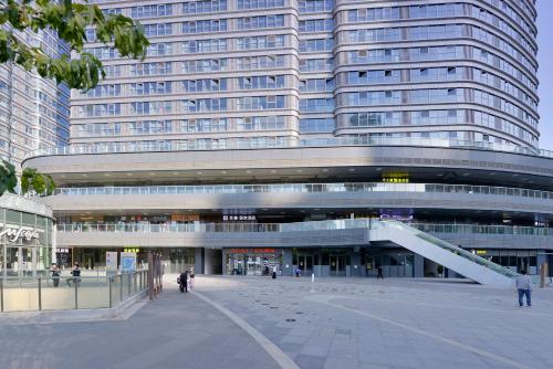 ein großes Gebäude mit Menschen davor in der Unterkunft Mehood Lestie, Qujiang Dayan Pagoda Datang Everlasting City Jinhui Plaza in Chang'an