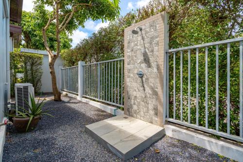 Κήπος έξω από το Phuket La Siesta Pool Villas & Pool Access Rooms