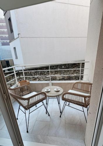 un balcon avec deux chaises et une table dans l'établissement Charmant Studio avec Balcon, à Paris