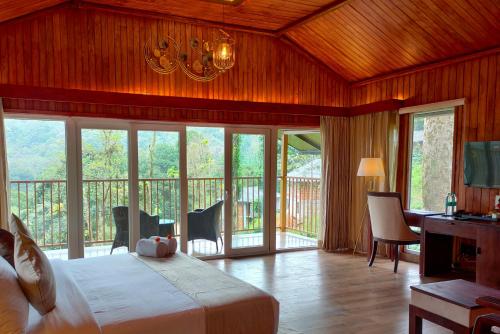 Postel nebo postele na pokoji v ubytování Silent Brook Resort - Coorg