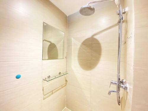 Un baño de Comfort Designed 1BR Apartment at Gateway Pasteur By Travelio