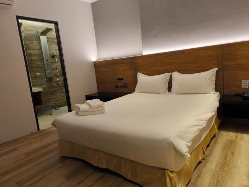 Roxy Hotel Padunganにあるベッド