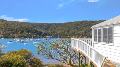 una casa con vistas a un puerto con barcos en 'Torcello - Waterfront on the Bay' by HolidayCo, en Hardys Bay