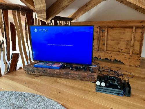 a flat screen tv sitting on top of a wooden floor at Sonnberg Chalet - Entspannung pur im Luxus Chalet mit Whirlpool-Sauna in Lachtal