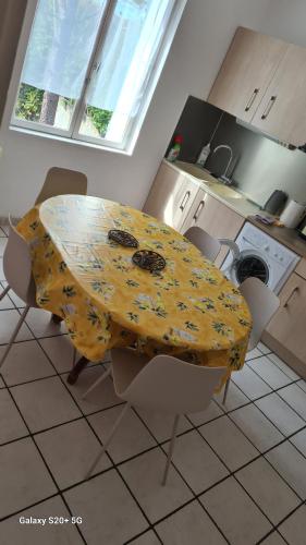 Una cocina o cocineta en Maisonnette à Montélimar