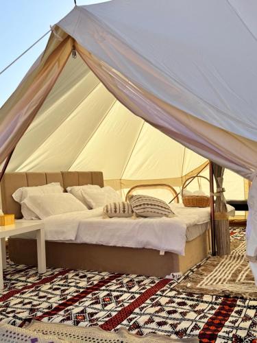 Postel nebo postele na pokoji v ubytování Thousand Stars Desert Camp