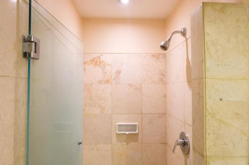 Koupelna v ubytování Strategic and Comfy 1BR at Braga City Walk Apartment By Travelio