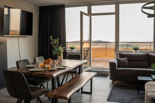 een woonkamer met een houten tafel en een bank bij Penthouse Brockenblick 381 in Braunlage