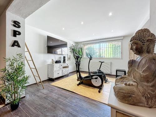 une chambre avec une statue et une chambre avec un lit dans l'établissement Villa-Piscine-Tennis-Spa-French Riviera, à Auribeau-sur-Siagne