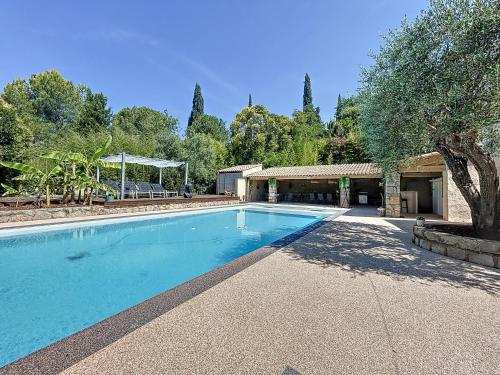 une piscine devant une maison dans l'établissement Villa-Piscine-Tennis-Spa-French Riviera, à Auribeau-sur-Siagne
