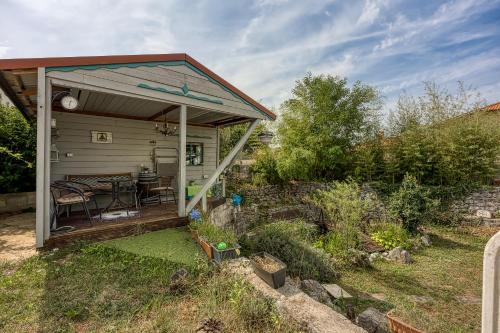 Gallery image of Tiny House Mona Lisa - Happy Rentals in Štanjel