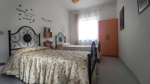 Postel nebo postele na pokoji v ubytování Camera con vista