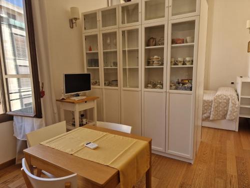 a dining room with a table and a computer at Five Roses Bed & Breakfast in Pisa