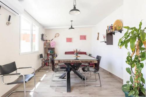 a dining room with a table and chairs at Wood&Stone Rooms - Eywa Hogar in Yecla