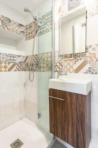 a bathroom with a sink and a shower at Wood&Stone Rooms - Eywa Hogar in Yecla
