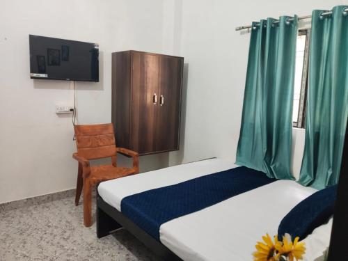 TV a/nebo společenská místnost v ubytování Shree K.B Guest House